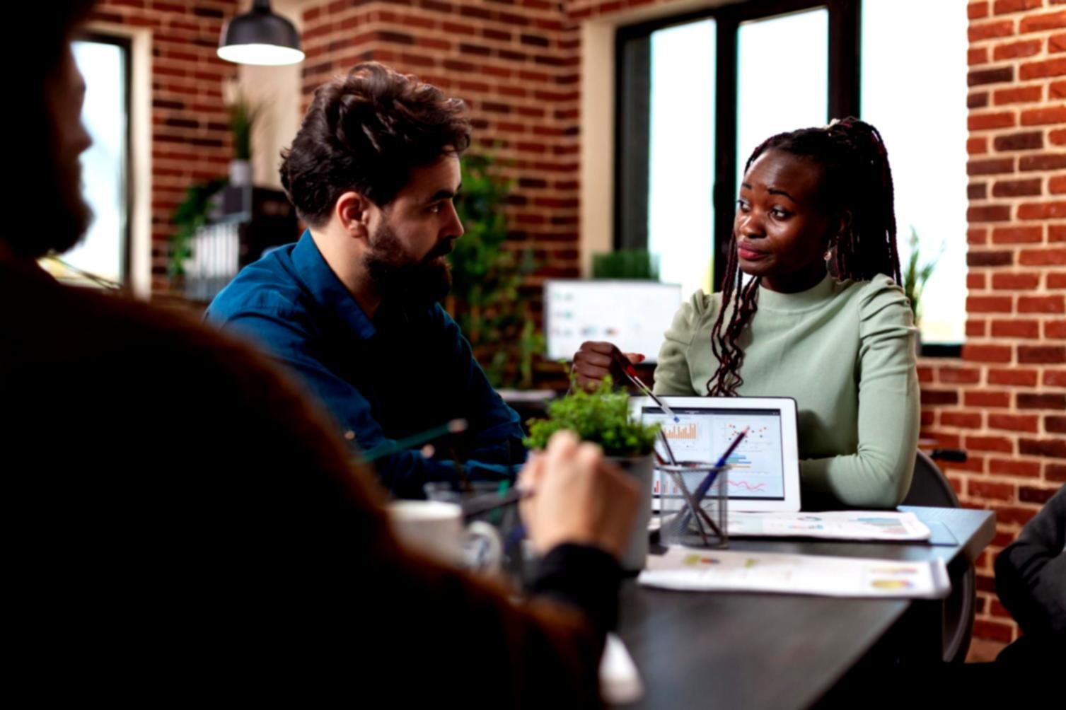 Profesionales trabajando en consultoría empresarial y automatización de procesos