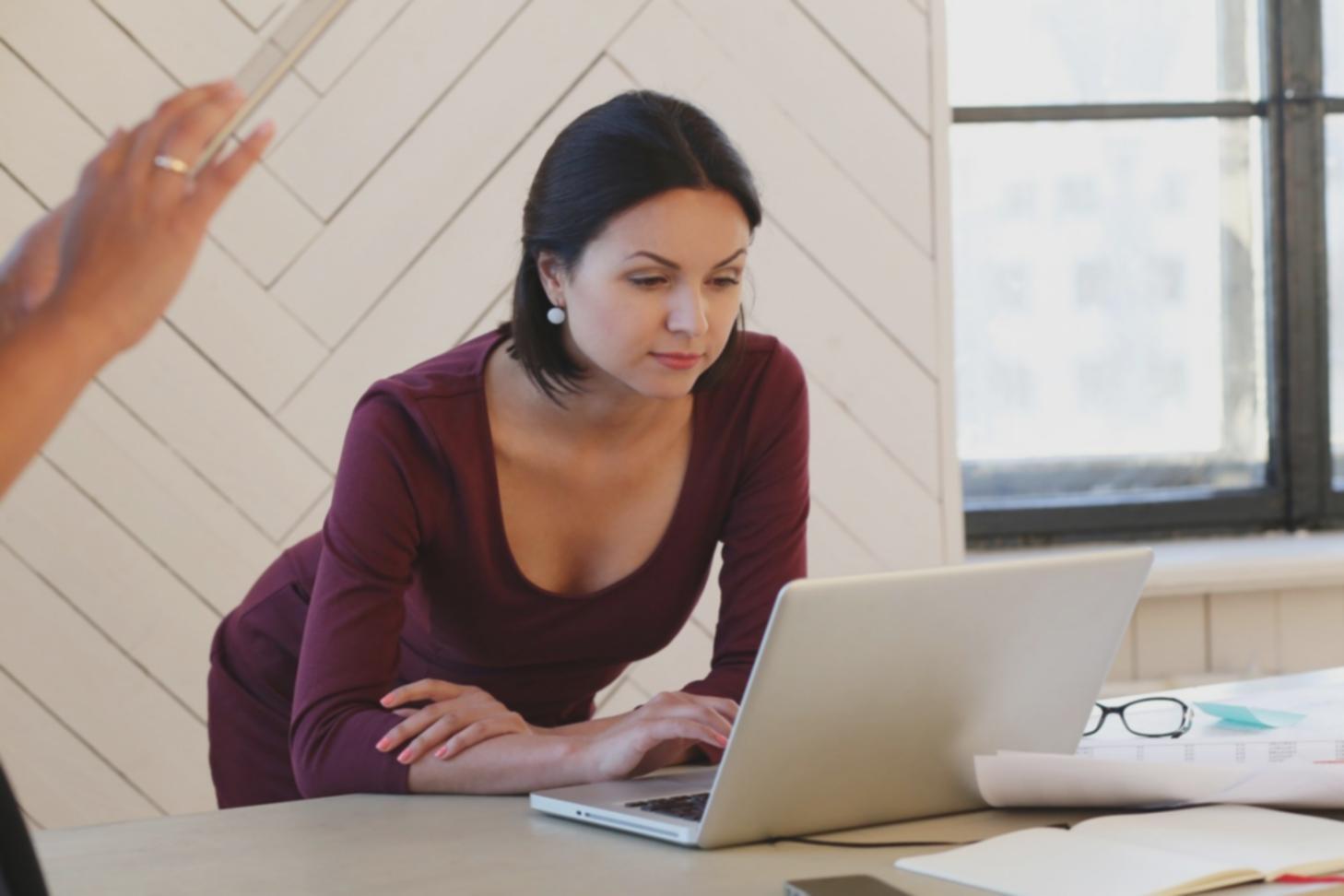 Equipo trabajando en análisis financiero y automatización de procesos empresariales