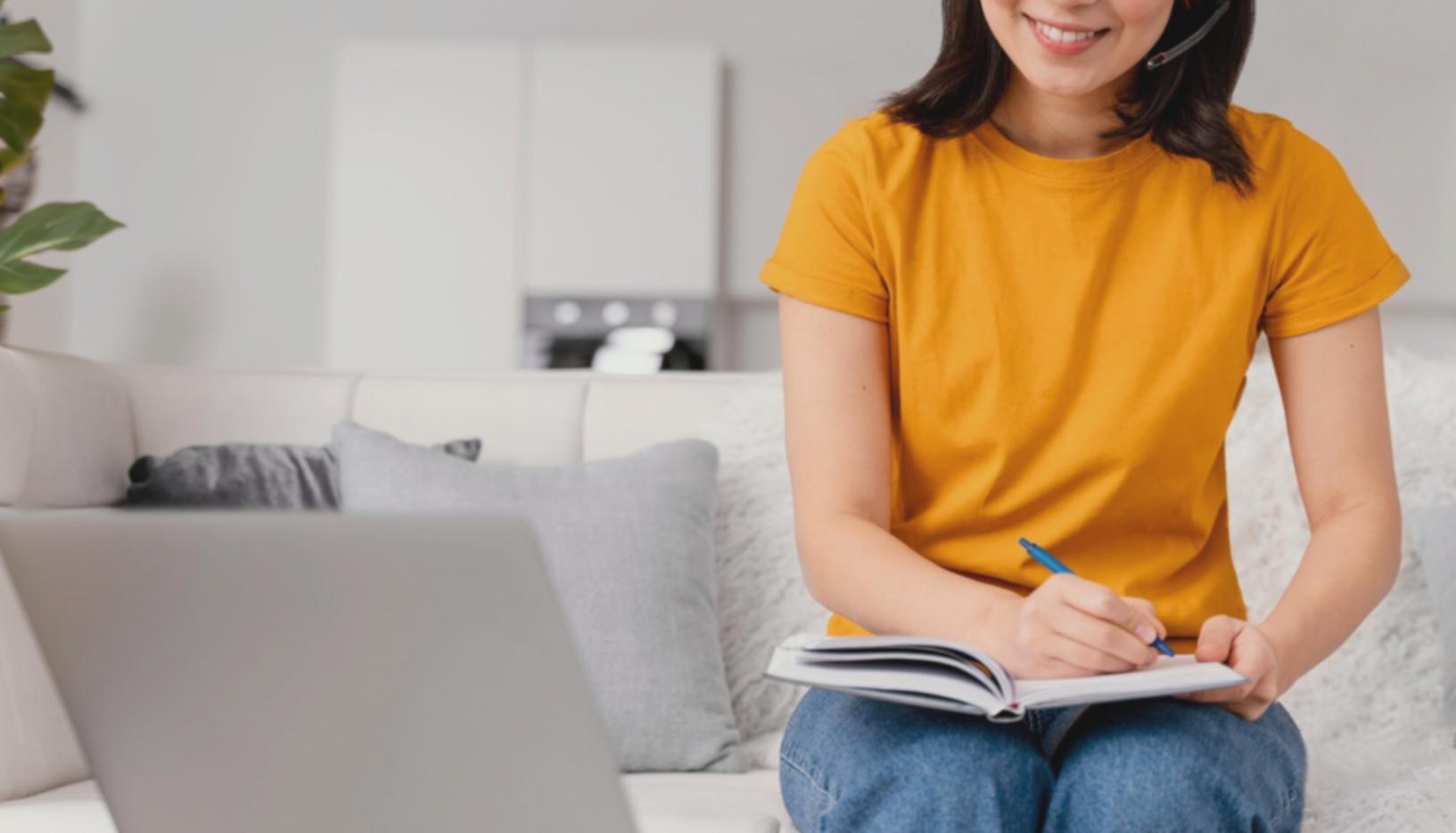 Profesional trabajando con herramientas de automatización financiera